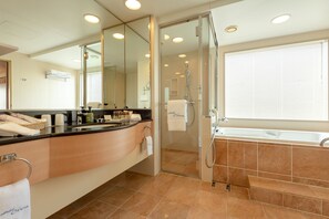 Combined shower/tub, deep soaking tub, free toiletries, hair dryer - Hotel Okura Fukuoka (Fukuoka)