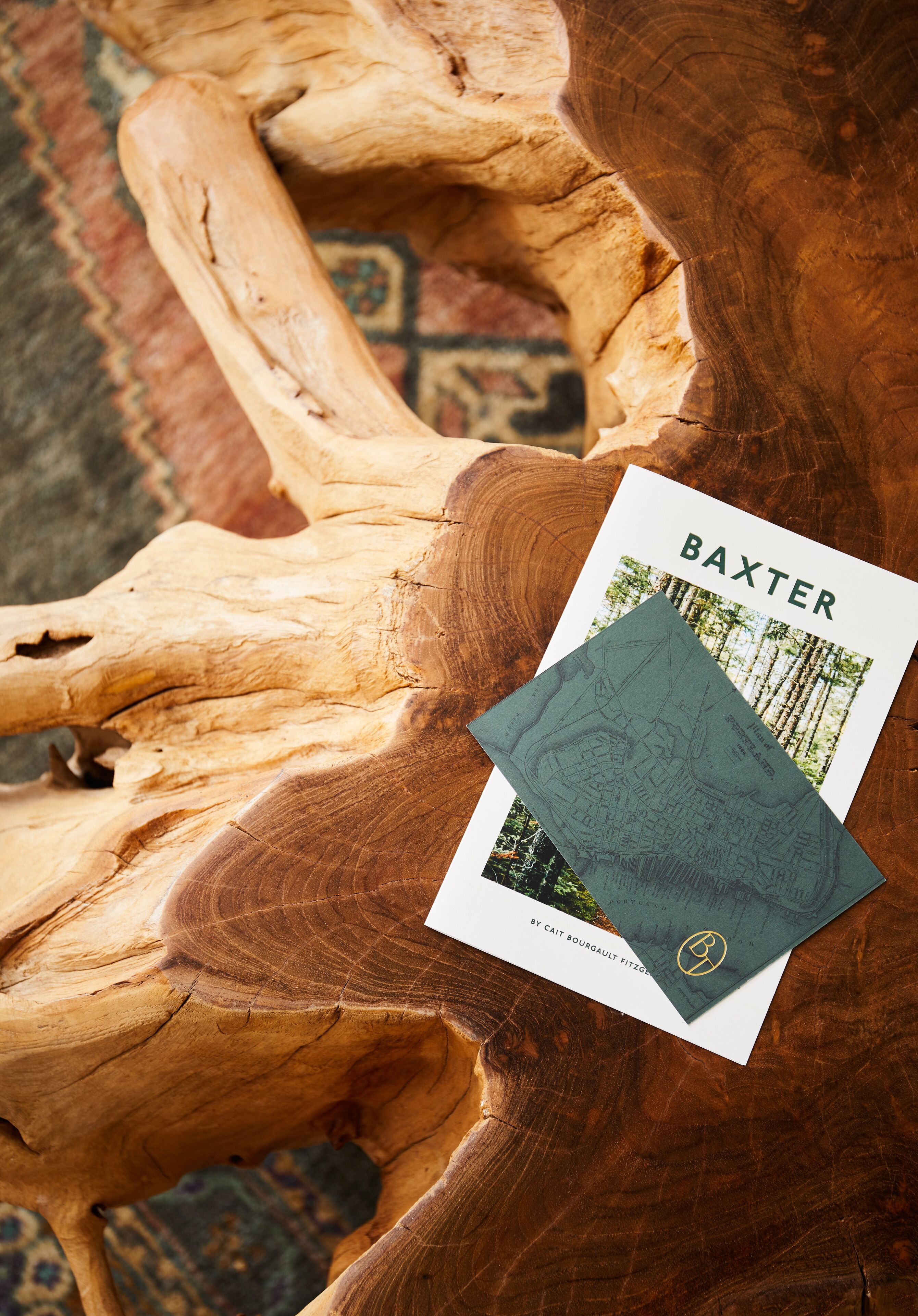 Una mesa de madera con un folleto titulado "BAXTER" de Cati Bougaulft.