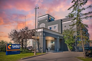 Exterior - Comfort Inn & Suites Airport South (Calgary)