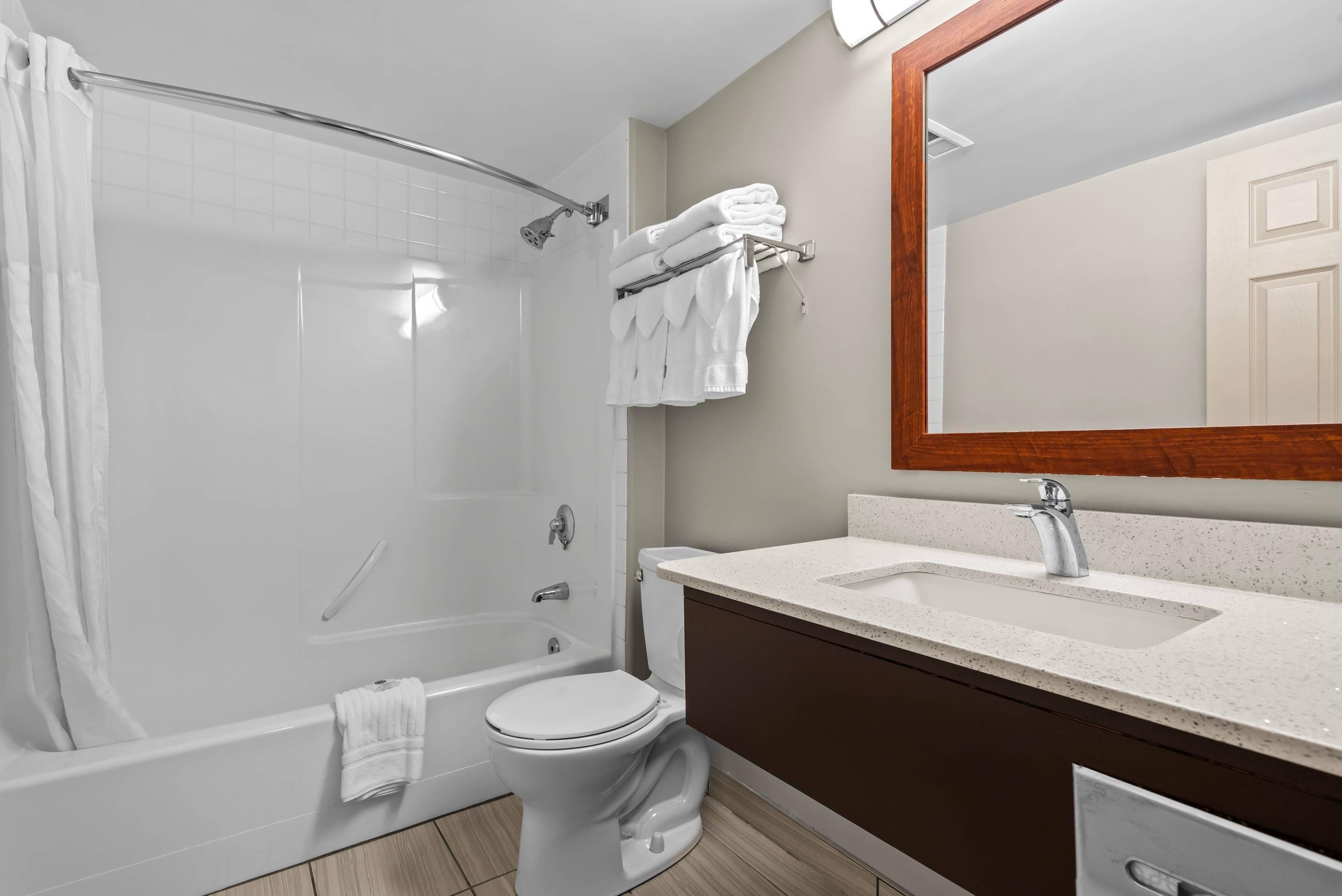Quarto standard, 2 camas Queen | Cofres nos quartos, escrivaninha, ferros/tábuas de passar roupa