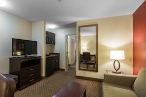 In-room safe, desk, iron/ironing board, bed sheets - Comfort Inn & Suites Airport South (Calgary)