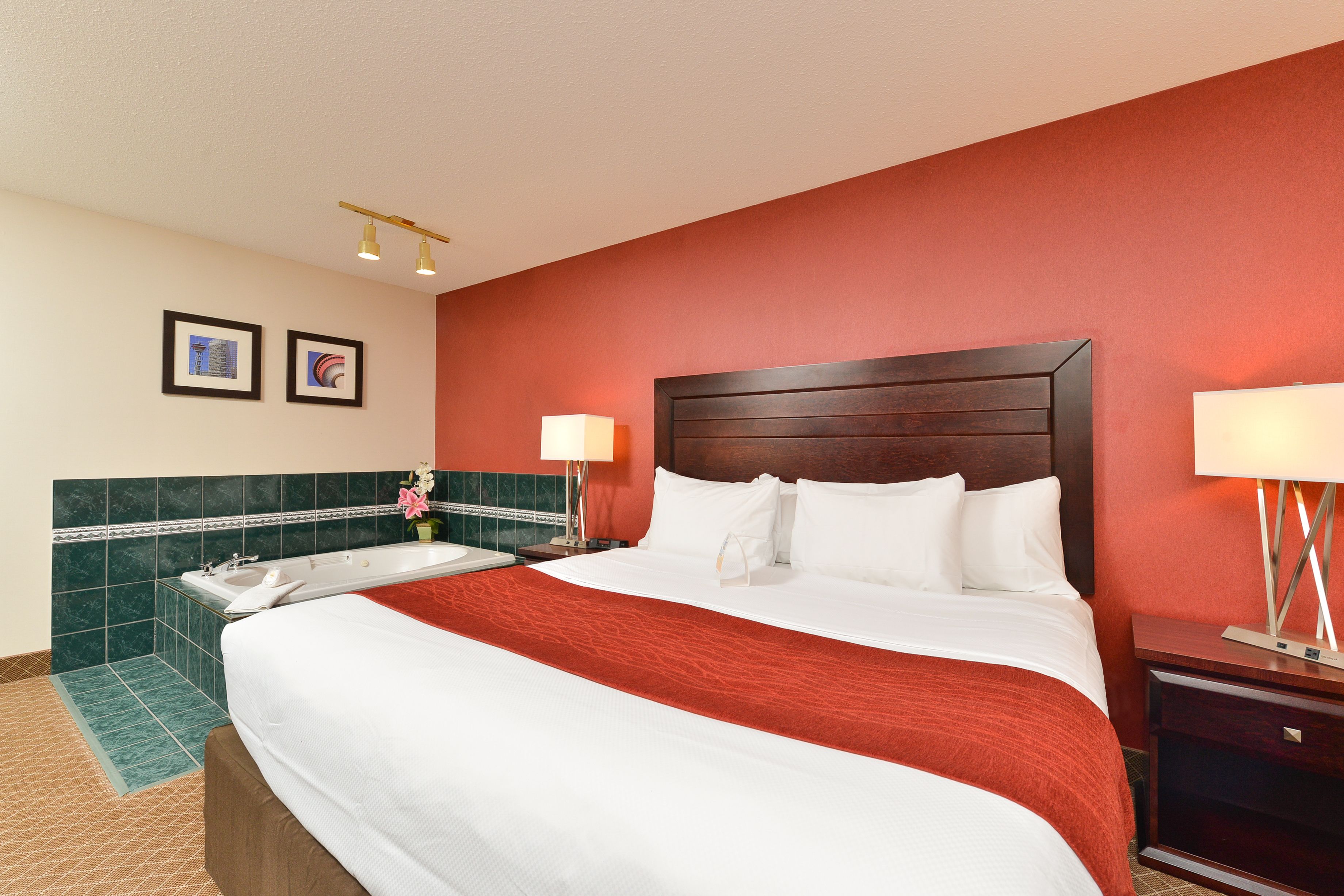 In-room safe, desk, iron/ironing board, bed sheets