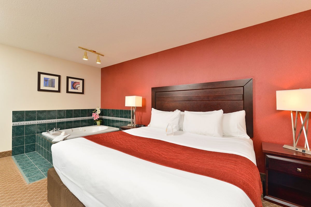 خزنة داخل الغرفة ومكتب ومكواة/لوح كي وملاءات أسرّة