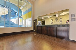 Lobby - Comfort Inn & Suites Airport South (Calgary)