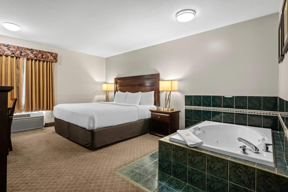 King Room with Jacuzzi Tub | In-room safe, desk, iron/ironing board, alarm clocks