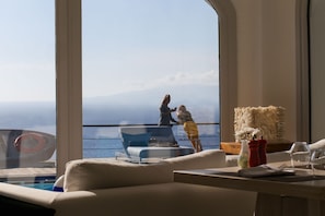 Frühstück, Mittagessen, mediterrane Küche, Blick auf den Pool