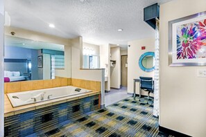 Schreibtisch, schallisolierte Zimmer, Bügeleisen/Bügelbrett