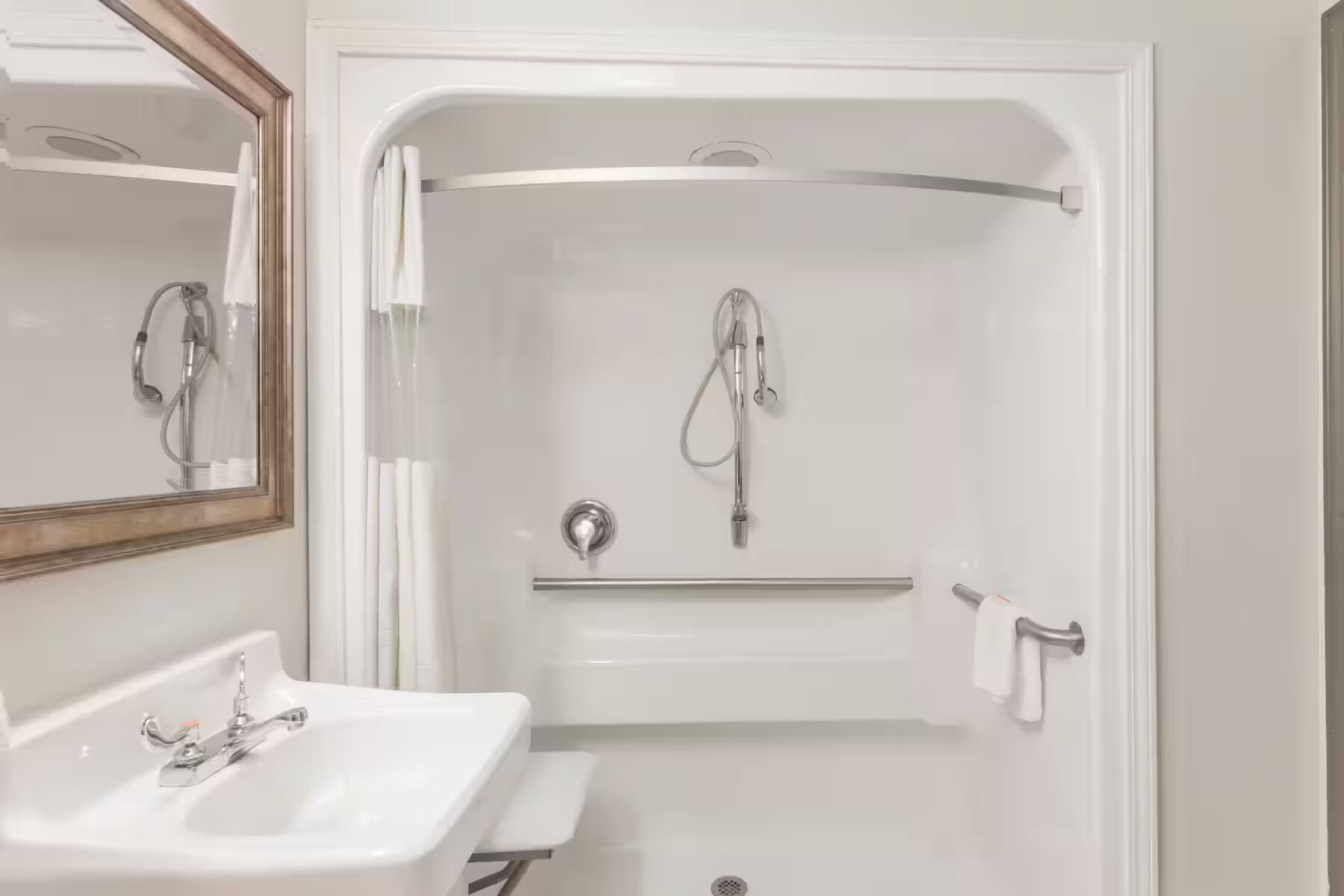Room, 1 Double Bed, Accessible, Non Smoking (Mobility) | Bathroom | Combined shower/bathtub, free toiletries, towels