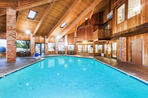 Una piscina techada, sillones reclinables de piscina