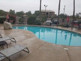 室外游泳池，06:00 至 21:00 开放，池畔遮阳伞