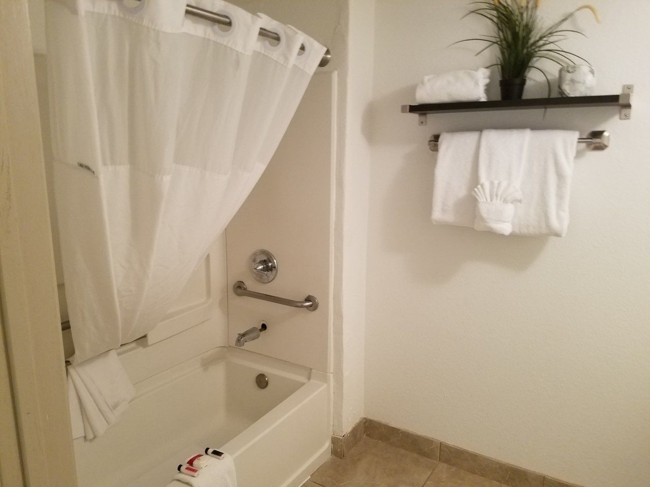 Ducha y bañera combinadas y artículos de higiene personal gratuitos
