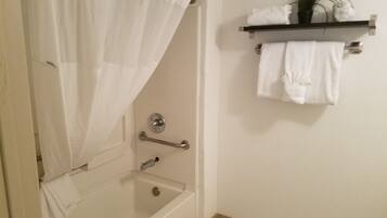 Ducha y bañera combinadas y artículos de higiene personal gratuitos