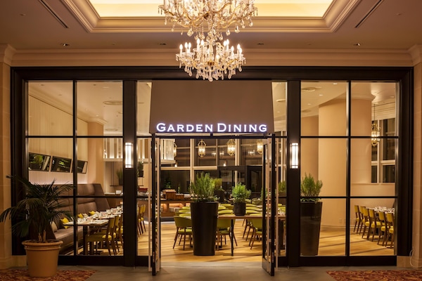 7 restaurants; breakfast, lunch, and dinner served