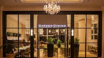 7 restaurants, breakfast, lunch, dinner served; Japanese cuisine