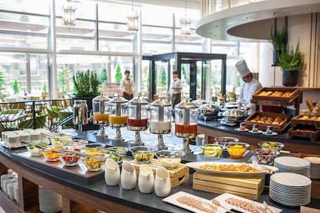 7 restaurants, breakfast, lunch, dinner served; Japanese cuisine. Grand Nikko Tokyo Daiba