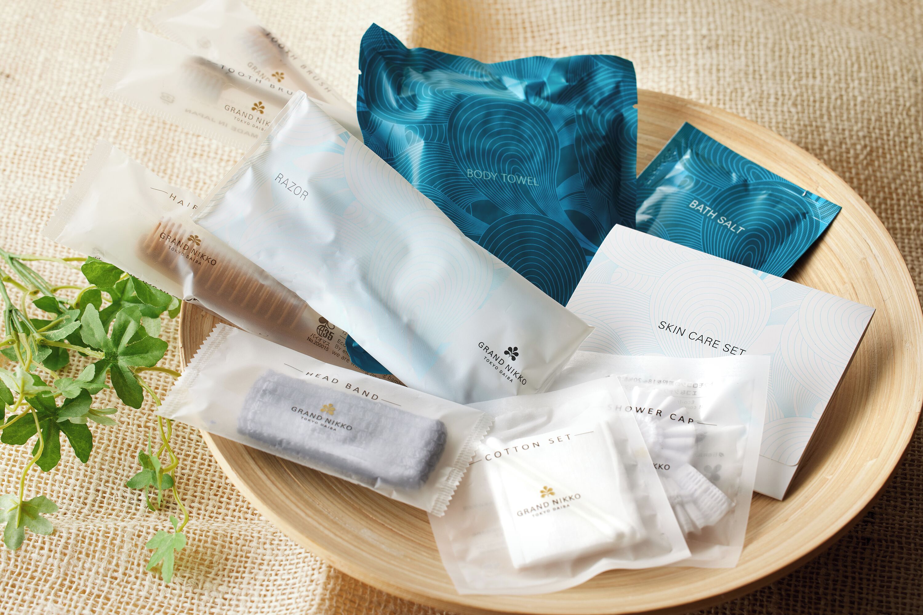 combined shower/bathtub, free toiletries, hair dryer, slippers