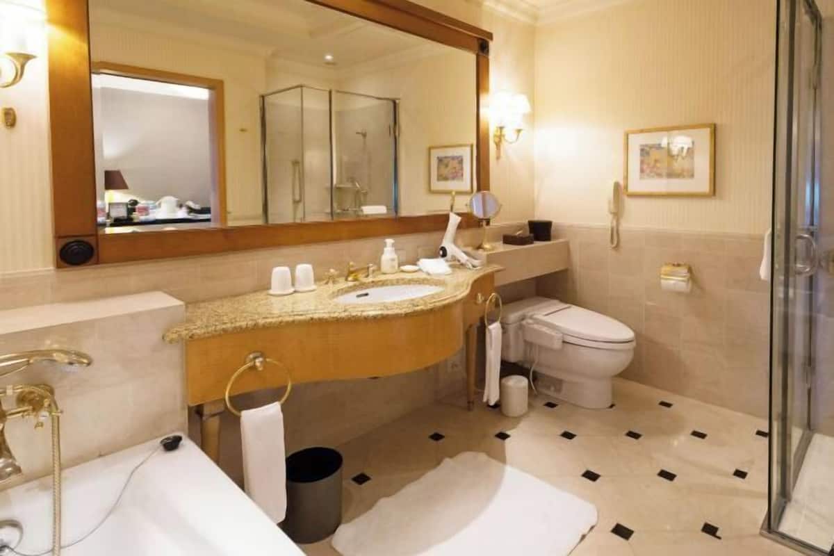 Duschwanne, kostenlose Toilettenartikel, Haartrockner, Hausschuhe