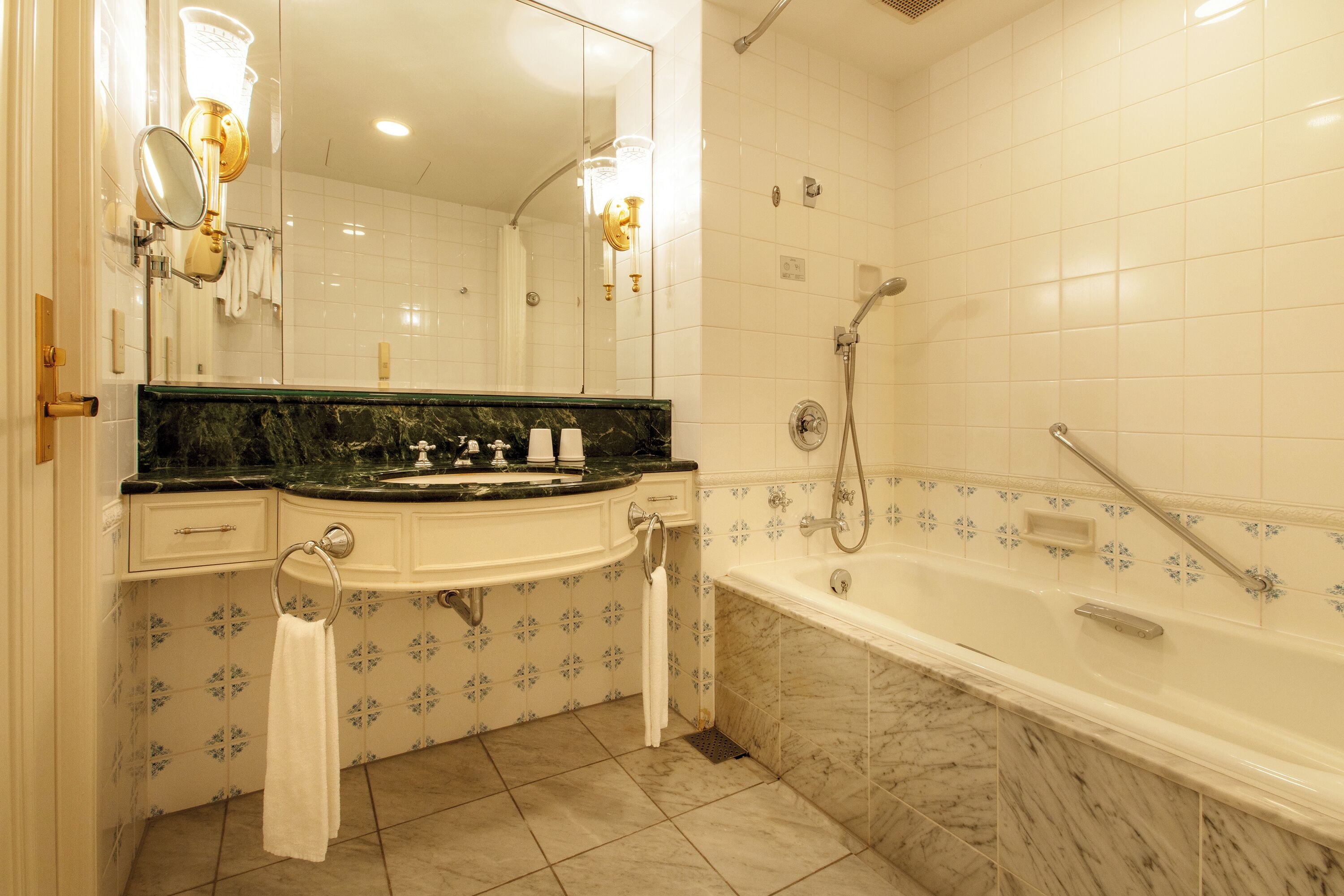 combined shower/bathtub, free toiletries, hair dryer, slippers