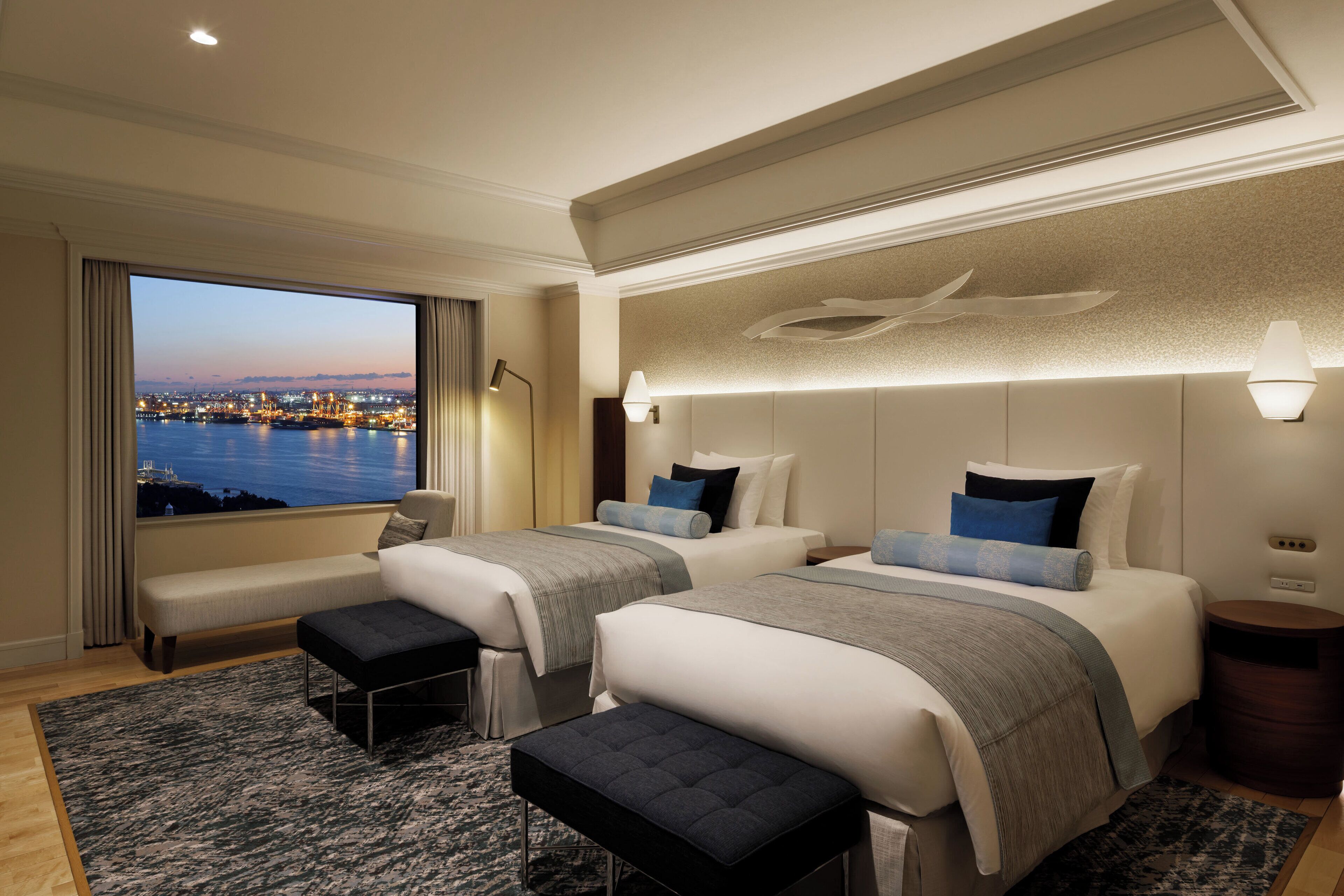 Cubrecamas y caja de seguridad en la habitación 