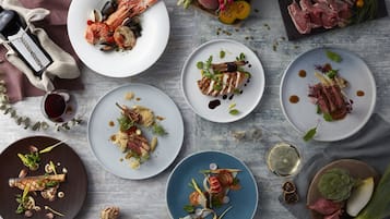 7 restaurants, breakfast, lunch, dinner served; Japanese cuisine