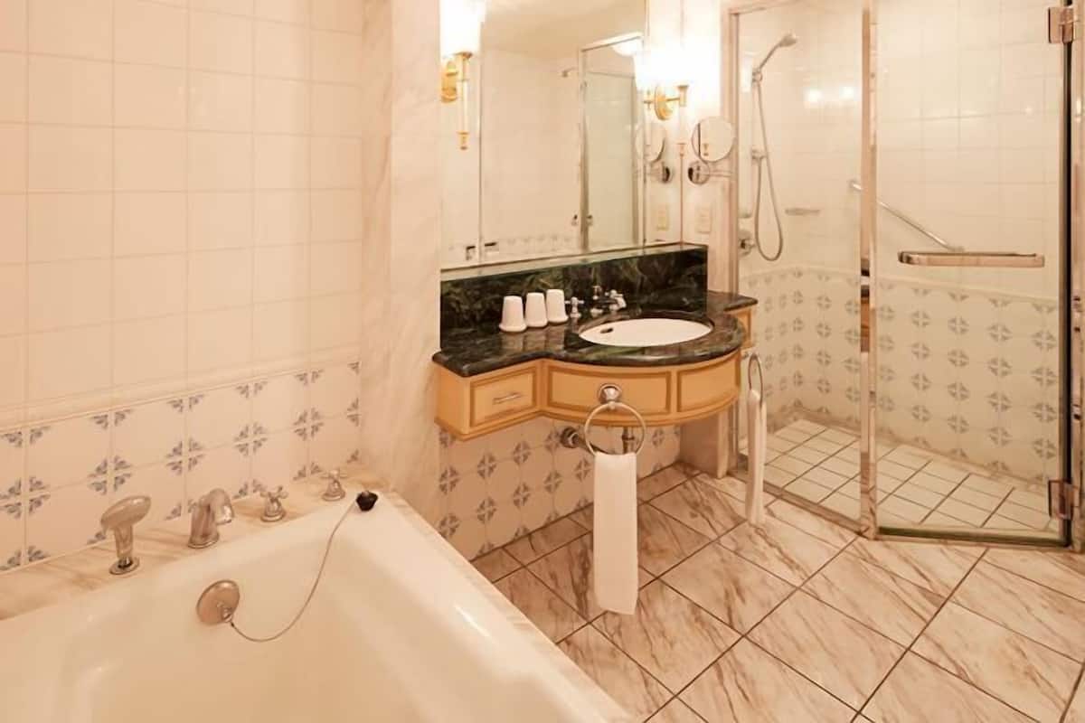 Duschwanne, kostenlose Toilettenartikel, Haartrockner, Hausschuhe
