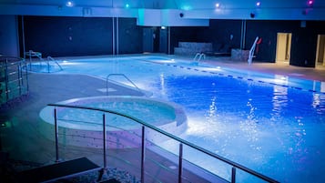 Piscine couverte, chaises longues