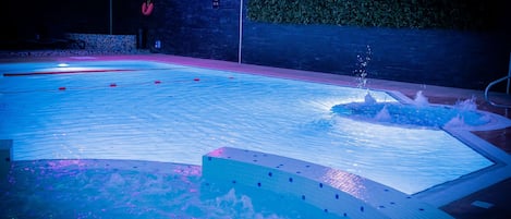 Indoor pool, sun loungers