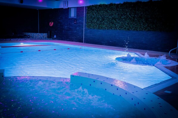 Indoor pool, sun loungers