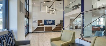 ฮอลิเดย์ อินน์ เอ็กซ์เพรส โฮเทล แอนด์ สวีทส์ แบรนสัน 76 เซ็นทรัล บาย IHG