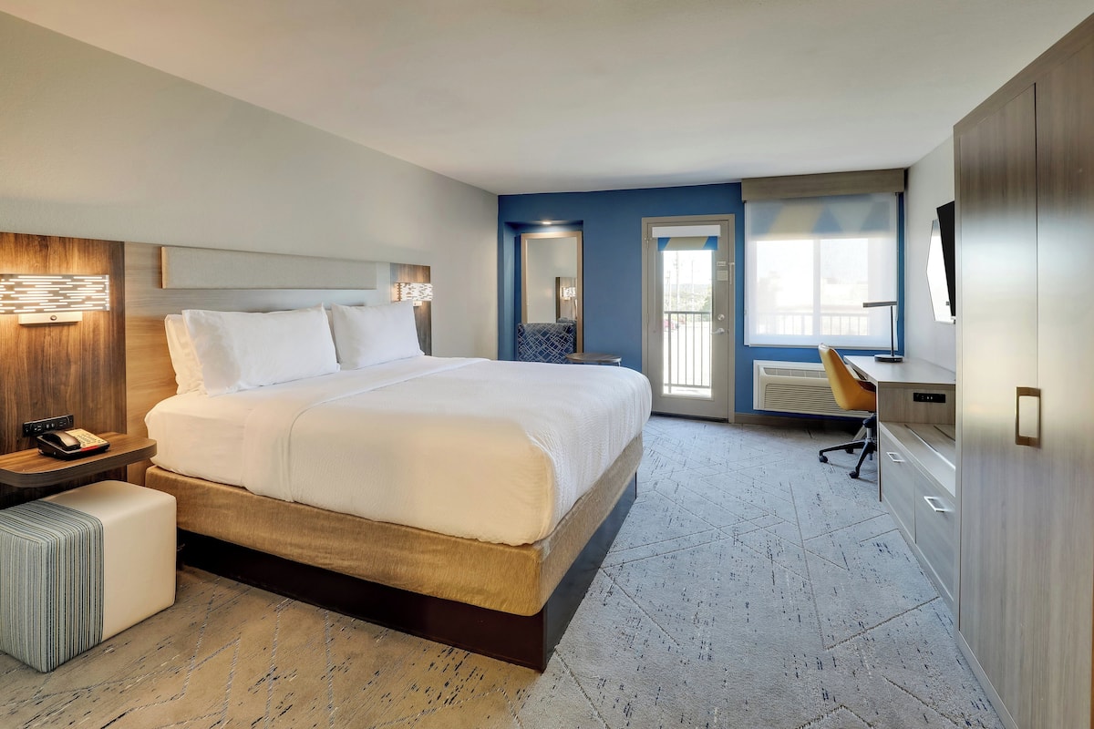 1 bedroom, in-room safe, desk, laptop workspace