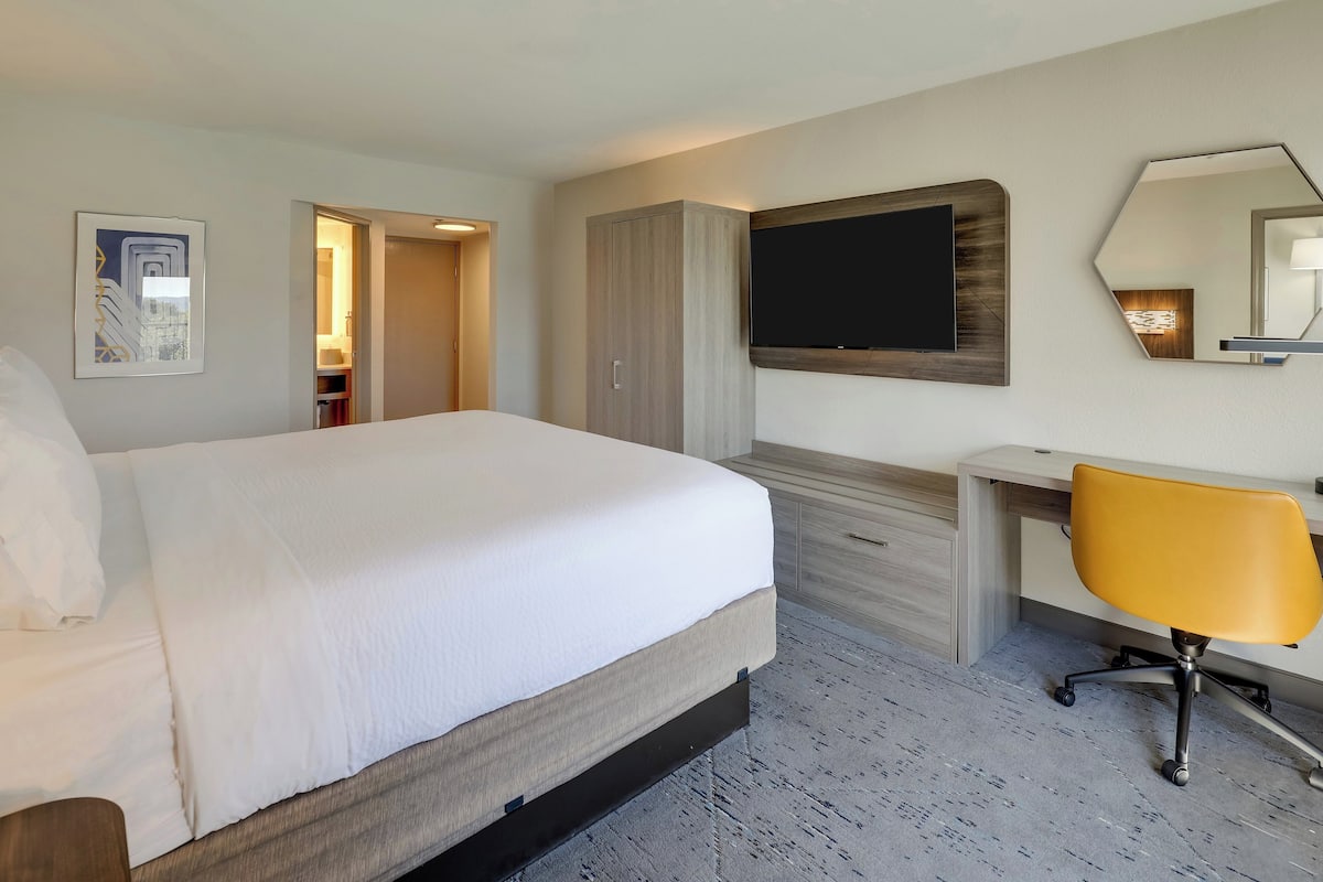 Peti besi dalam bilik, meja, ruang kerja komputer riba