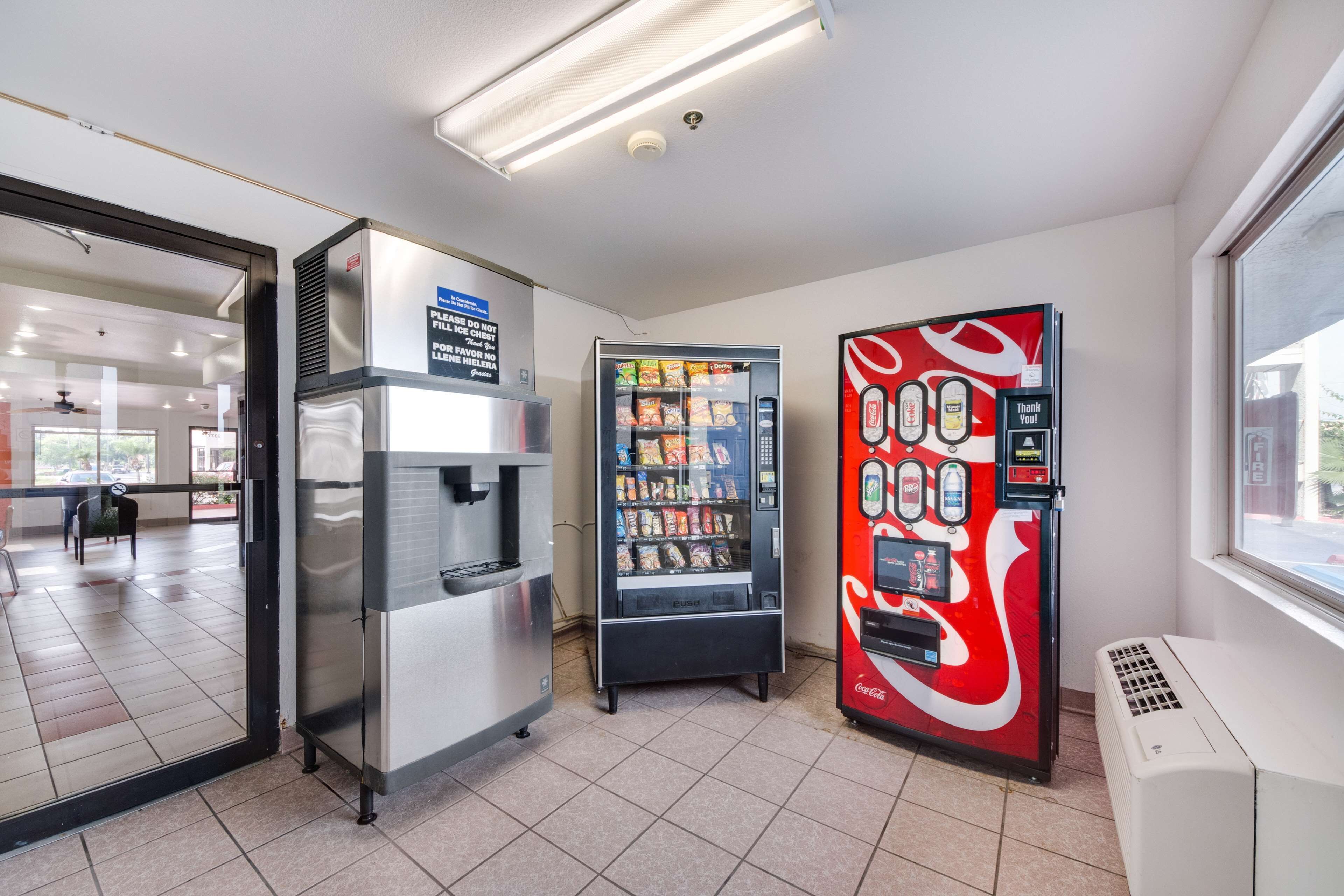 Ein Verkaufsautomatenbereich mit einem Kühlschrank, einem Automaten für Snacks und einer Coca-Cola Maschine.