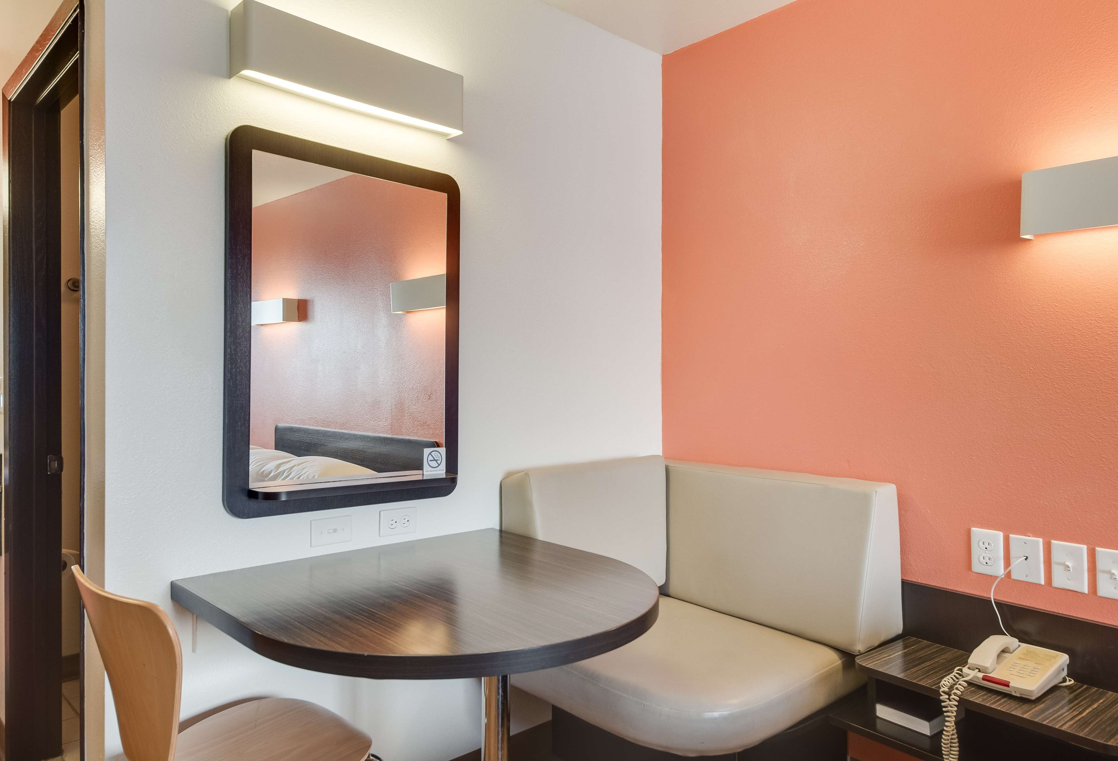 WiFi (無料)、ベッドシーツ