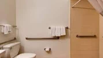 Combined shower/bathtub, hair dryer, towels