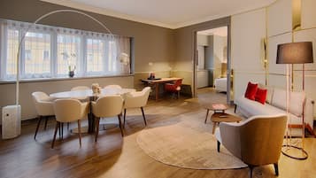Una sala de estar moderna con comedor, un sofá y una mesa de centro.
