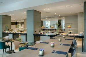 Café da manhã com buffet todos os dias mediante uma taxa
