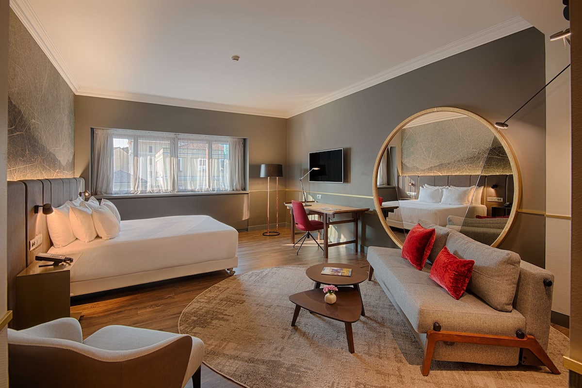 1 bedroom, down comforters, minibar, in-room safe