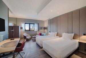 Copriletto in piuma, minibar, una cassaforte in camera, una scrivania