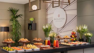 Se ofrece un desayuno bufé todos los días (por un coste adicional)
