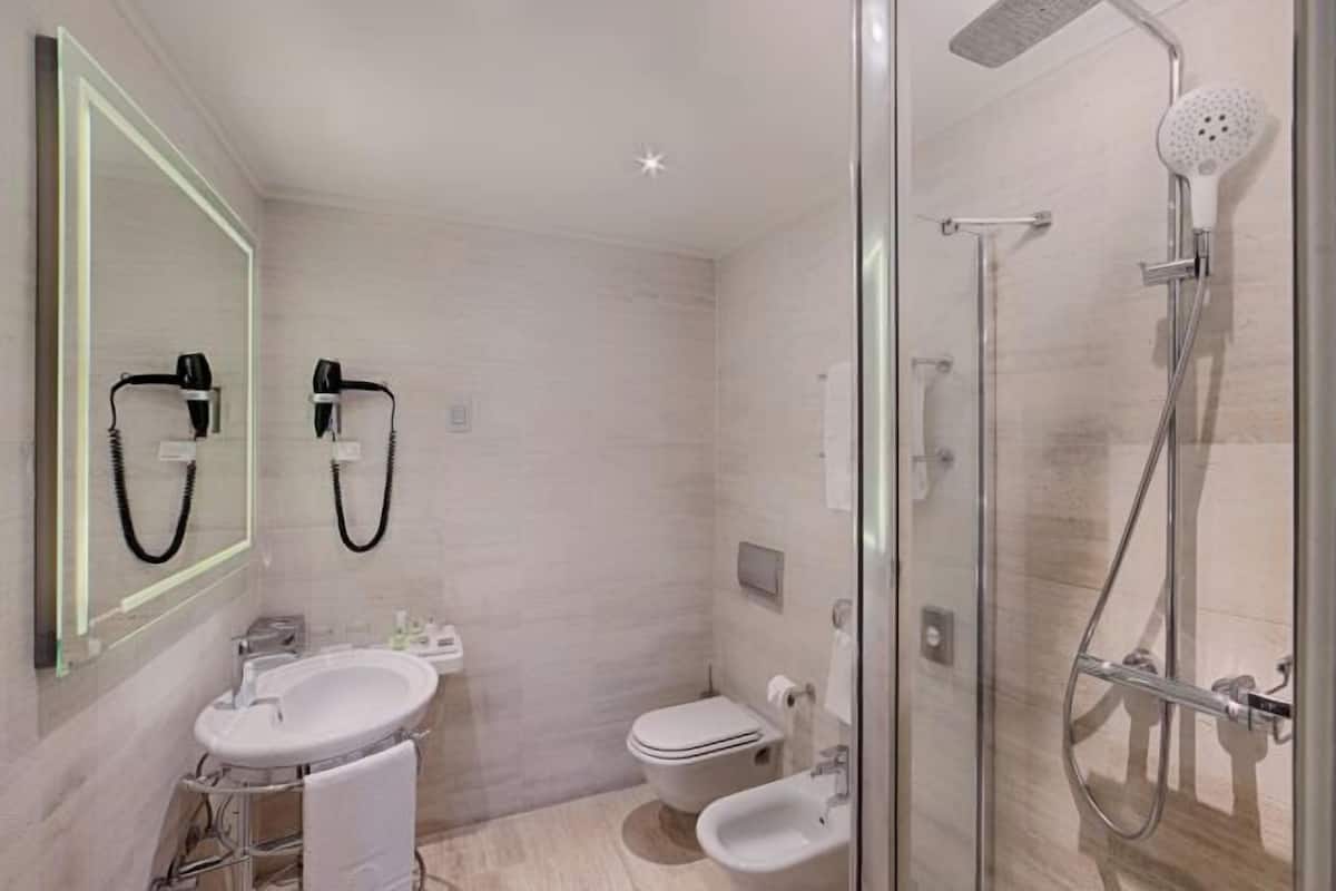 Kylpyhuone | Ympäristöystävälliset hygieniatuotteet, hiustenkuivaaja, bidee, pyyhkeet