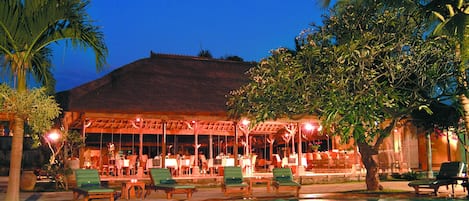 Serviço de café da manhã, almoço, jantar; vistas para a piscina