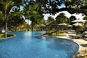 Hồ bơi ngoài trời, ghế dài tắm nắng