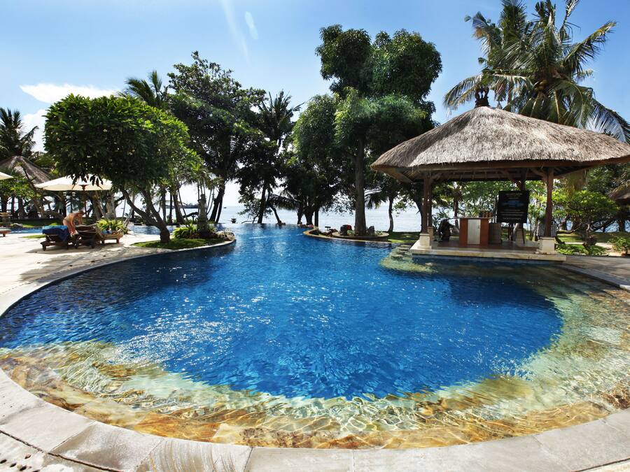 Outdoor pool, pool loungers