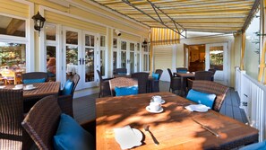 Petit déjeuner et déjeuner servis sur place, spécialités Cuisine locale