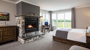 Deluxe Room | 1 bedroom, premium bedding, in-room safe, desk