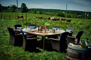 供應早餐、午餐和晚餐，當地料理