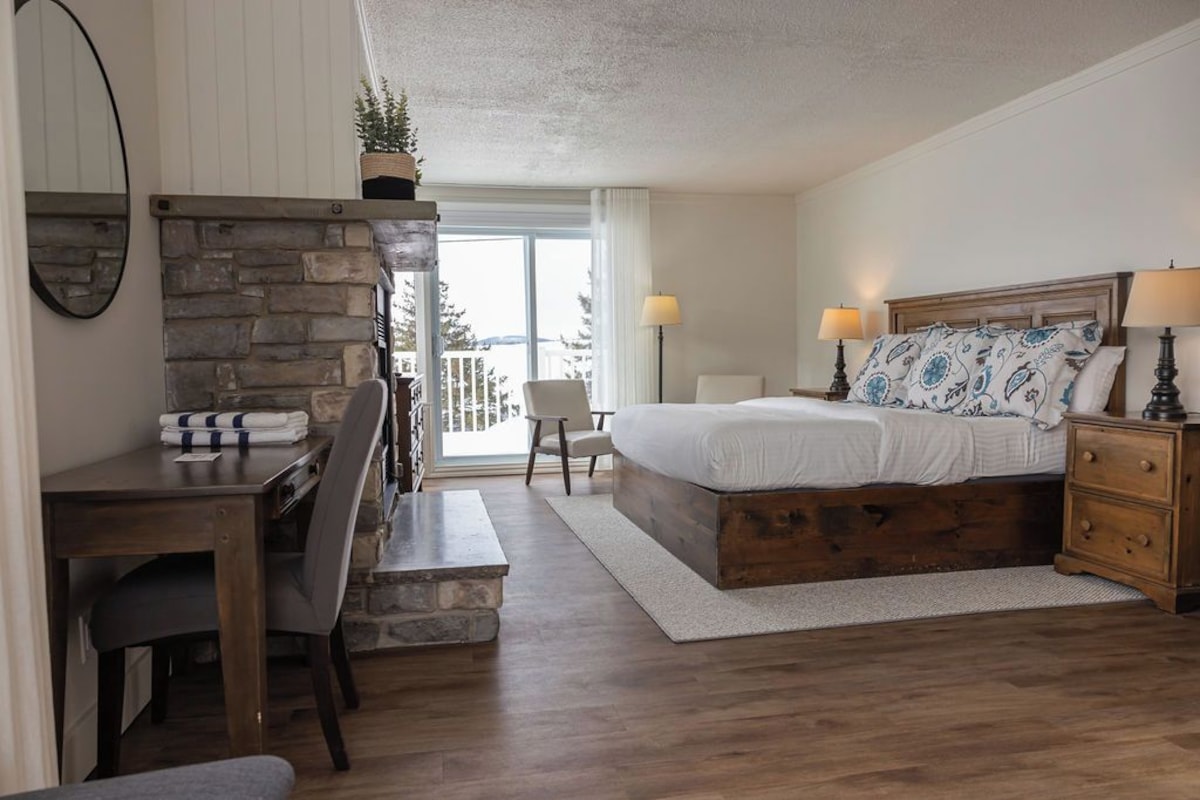 Deluxe Room | Premium bedding, in-room safe, desk, iron/ironing board