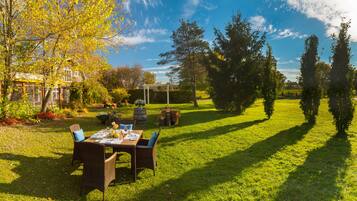 Se sirven desayunos, almuerzos y cenas; cocina local