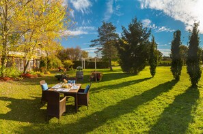 Frokost, lunsj og middag serveres, lokale retter 