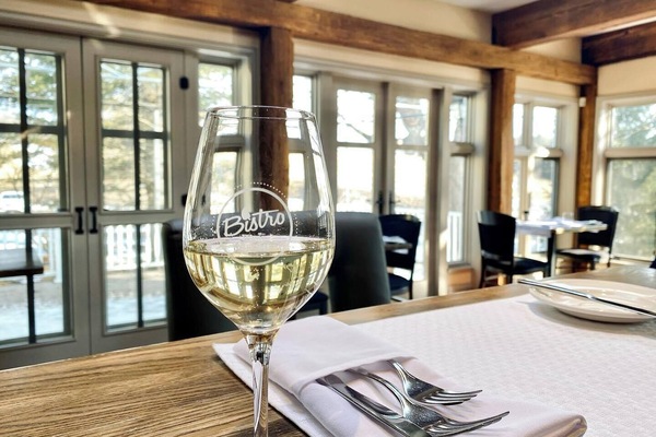 Frokost, lunsj og middag serveres, lokale retter